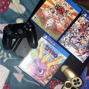 ps4 with 3games nd 2 controllers